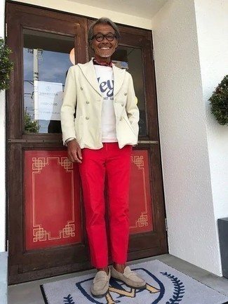 Comment porter un pantalon chino rouge: Choisis un blazer blanc et un pantalon chino rouge pour aller au bureau. Ajoute une paire de slippers en daim beiges à ton look pour une amélioration instantanée de ton style.