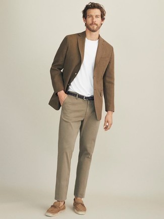Comment porter un blazer marron: Harmonise un blazer marron avec un pantalon chino marron clair pour aller au bureau. Une paire de slippers en daim marron clair rendra élégant même le plus décontracté des looks.