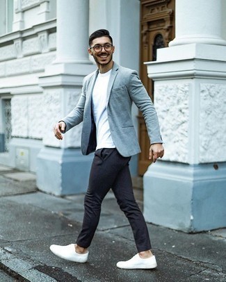 Comment porter un blazer gris pour un style decontractés: Pense à marier un blazer gris avec un pantalon chino gris foncé pour créer un look chic et décontracté. Si tu veux éviter un look trop formel, opte pour une paire de baskets basses en toile blanches.