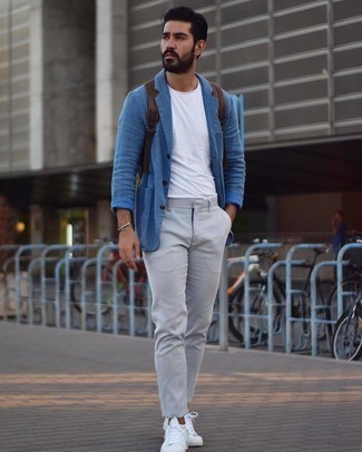 Comment porter un sac à dos: Pense à opter pour un blazer en tricot bleu et un sac à dos pour un look confortable et décontracté. Une paire de baskets basses en toile blanches apportera une esthétique classique à l'ensemble.