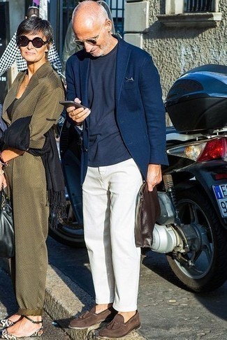 Des mocassins à pampilles à porter avec un blazer bleu marine en été après 50 ans: Marie un blazer bleu marine avec un pantalon chino blanc pour aller au bureau. Une paire de mocassins à pampilles ajoutera de l'élégance à un look simple. Nous adorons vraiment beaucoup cette tenue qui sent bon l'été.