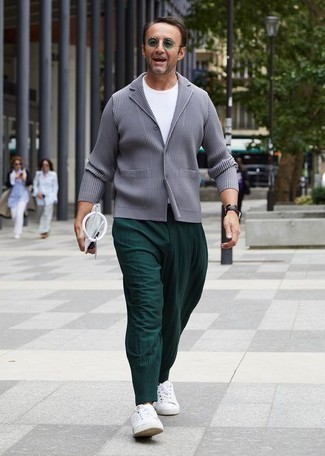 Tenue: Blazer gris, T-shirt à col rond blanc, Pantalon chino vert foncé, Baskets basses en toile blanches