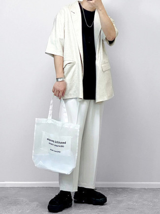 Comment porter un blazer blanc à 20 ans: Choisis un blazer blanc et un pantalon chino blanc pour créer un look chic et décontracté. Si tu veux éviter un look trop formel, termine ce look avec une paire de sandales en toile noires.