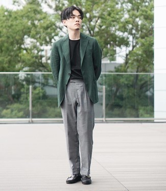 Comment porter un pantalon de costume gris: Essaie d'harmoniser un blazer vert foncé avec un pantalon de costume gris pour une silhouette classique et raffinée. Assortis ce look avec une paire de slippers en cuir noirs.
