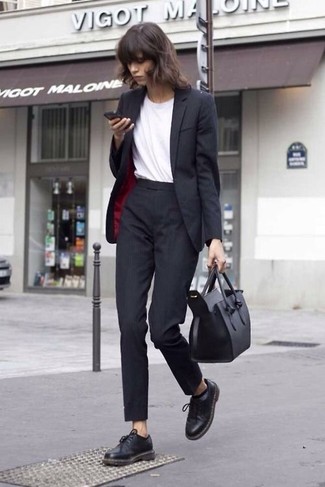 Comment porter des chaussures richelieu en cuir noires: Associe un blazer noir avec un pantalon de costume noir pour un look élégant et soigné. Termine ce look avec une paire de chaussures richelieu en cuir noires.