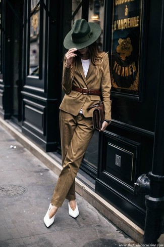 Comment porter un blazer marron clair: Pense à porter un blazer marron clair et un pantalon de costume marron clair pour un look idéal au travail. Complète ce look avec une paire de escarpins en cuir blancs.