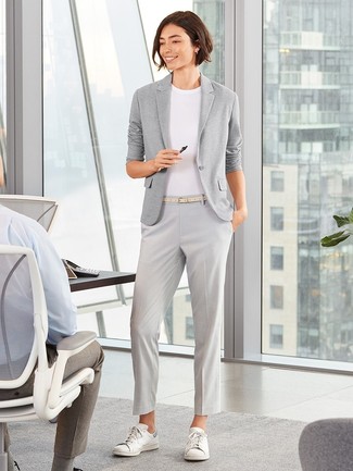 Comment porter un pantalon de costume gris: Essaie d'associer un blazer en tricot gris avec un pantalon de costume gris pour aller au bureau. Tu veux y aller doucement avec les chaussures? Opte pour une paire de baskets basses en cuir blanches pour la journée.