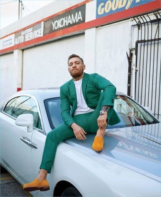 Essaie d'harmoniser un blazer vert avec un pantalon de costume vert pour dégager classe et sophistication. Une paire de des slippers en daim orange est une option avisé pour complèter cette tenue.
