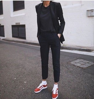 Tenue: Blazer noir, T-shirt à col rond noir, Pantalon de costume noir, Baskets basses en daim rouges