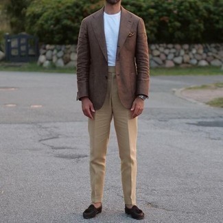 Un pantalon de costume à porter avec des slippers marron foncé pour un style chic decontractés à 30 ans: Fais l'expérience d'un style classique avec un blazer marron et un pantalon de costume. Complète ce look avec une paire de slippers marron foncé.