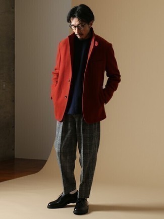 Comment porter un blazer en laine rouge: Essaie d'harmoniser un blazer en laine rouge avec un pantalon de costume écossais gris pour une silhouette classique et raffinée. Cet ensemble est parfait avec une paire de chaussures derby en cuir noires.