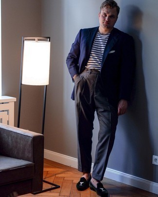 Comment porter des slippers en velours brodés noirs: Harmonise un blazer bleu marine avec un pantalon de costume gris foncé pour une silhouette classique et raffinée. Termine ce look avec une paire de slippers en velours brodés noirs.
