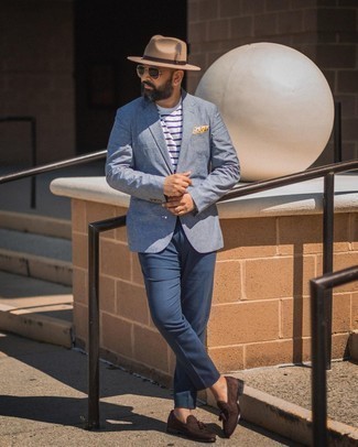 Comment porter un chapeau en été: Pense à harmoniser un blazer bleu clair avec un chapeau pour une tenue relax mais stylée. Complète cet ensemble avec une paire de mocassins à pampilles en daim marron foncé pour afficher ton expertise vestimentaire. Nous aimons absolument ce look qui est canon pour l'été.