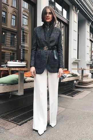 Comment porter un blazer en laine gris foncé: Essaie d'harmoniser un blazer en laine gris foncé avec un pantalon large blanc pour aller au bureau. Cette tenue se complète parfaitement avec une paire de bottines en cuir blanches.