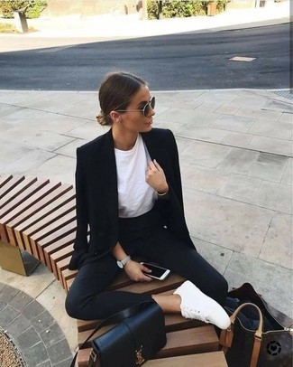 Comment porter un pantalon slim noir: Marie un blazer noir avec un pantalon slim noir pour une tenue confortable aussi composée avec goût. Une paire de baskets basses en cuir blanches apporte une touche de décontraction à l'ensemble.