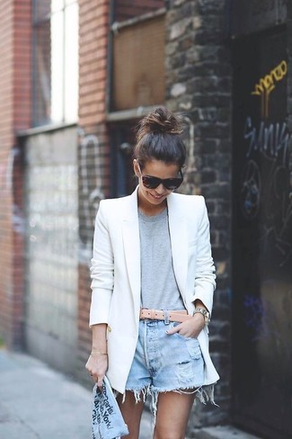 Comment porter un short en denim bleu clair: Pense à marier un blazer blanc avec un short en denim bleu clair pour une tenue idéale le week-end.