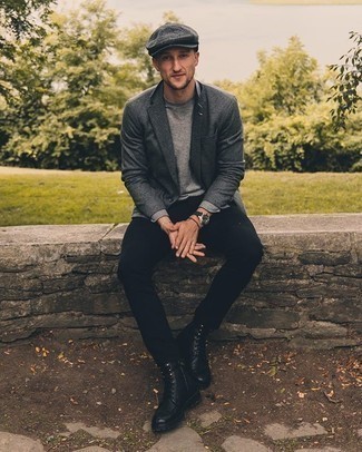 Comment porter un blazer gris foncé: Opte pour un blazer gris foncé avec un jean noir pour achever un look habillé mais pas trop. Une paire de bottes de loisirs en cuir noires est une option judicieux pour complèter cette tenue.