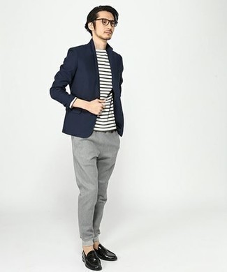 Tenue: Blazer bleu marine, T-shirt à manche longue à rayures horizontales blanc et bleu marine, Pantalon chino gris, Slippers en cuir noirs