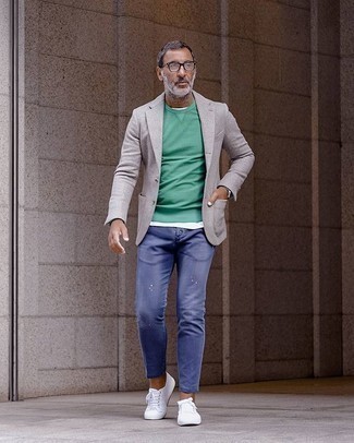 Comment porter un t-shirt à manche longue vert: Pense à marier un t-shirt à manche longue vert avec un jean déchiré bleu pour une tenue relax mais stylée. Une paire de baskets basses en toile blanches est une façon simple d'améliorer ton look.