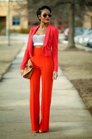 Comment porter un pantalon large orange: Marie un blazer rouge avec un pantalon large orange pour un look idéal au travail. Cet ensemble est parfait avec une paire de escarpins en cuir marron clair.