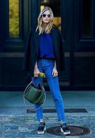 Comment porter un top sans manches bleu: Pense à opter pour un top sans manches bleu et un jean bleu pour une tenue confortable aussi composée avec goût. Rehausse cet ensemble avec une paire de slippers en cuir noirs.