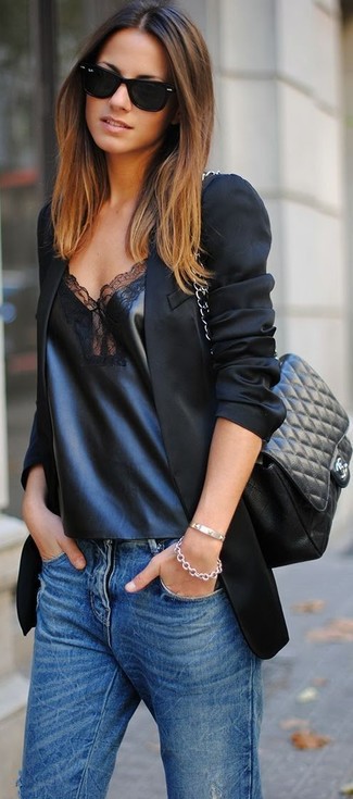 Comment porter un sac bandoulière matelassé: Pense à porter un blazer noir et un sac bandoulière matelassé pour créer un look génial et idéal le week-end.