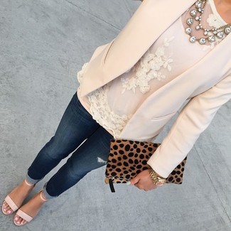 Comment porter un collier blanc: Harmonise un blazer beige avec un collier blanc pour un look confortable et décontracté. Une paire de sandales à talons en cuir beiges est une option parfait pour complèter cette tenue.