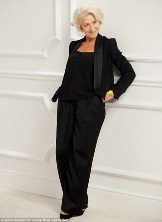 Comment s'habiller après 60 ans: Pense à porter un blazer noir et un pantalon large noir si tu recherches un look stylé et soigné. Cet ensemble est parfait avec une paire de des escarpins en daim noirs.