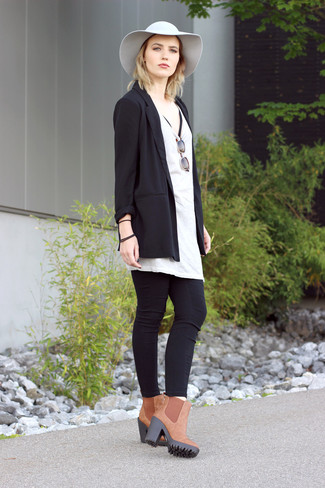 Comment porter des bottines en cuir marron: Pense à harmoniser un blazer noir avec un jean skinny noir pour un look de tous les jours facile à porter. Termine ce look avec une paire de bottines en cuir marron.