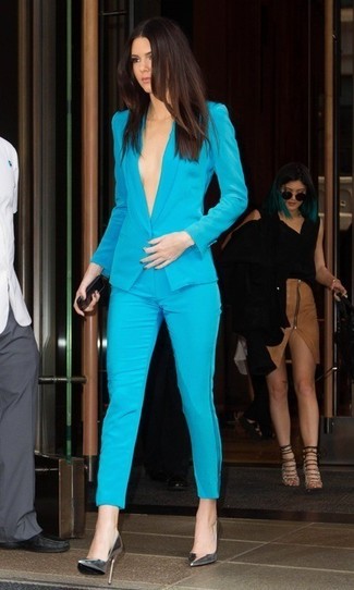 Tenue de Kendall Jenner: Blazer turquoise, Pantalon slim turquoise, Escarpins en cuir argentés