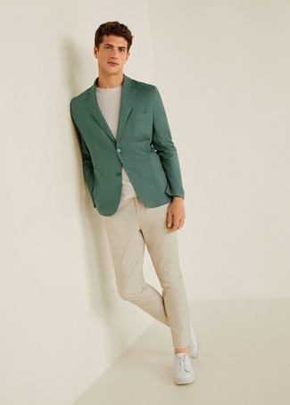 Tenue: Blazer vert foncé, T-shirt à col rond blanc, Pantalon chino beige, Baskets basses en cuir blanches