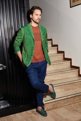 Comment porter un blazer vert: Pense à marier un blazer vert avec un pantalon chino bleu marine pour un look idéal au travail. Choisis une paire de mocassins à pampilles en toile bleu canard pour afficher ton expertise vestimentaire.