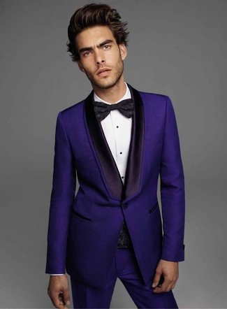 Comment porter un pantalon de costume pourpre: Pense à associer un blazer violet avec un pantalon de costume pourpre pour un look pointu et élégant.