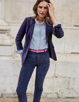 Comment porter une ceinture fuchsia: Essaie d'associer un blazer en velours violet avec une ceinture fuchsia pour un look idéal le week-end.