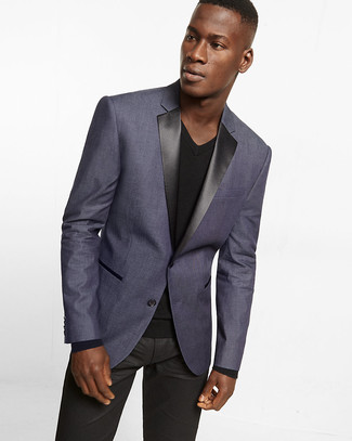 Comment porter un jean en cuir noir: Essaie d'harmoniser un blazer violet avec un jean en cuir noir pour un look idéal au travail.