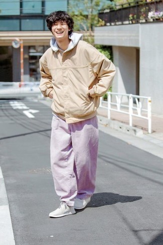 Comment porter un pantalon chino violet clair: Choisis un blouson aviateur beige et un pantalon chino violet clair pour obtenir un look relax mais stylé. D'une humeur créatrice? Assortis ta tenue avec une paire de chaussures de sport grises.