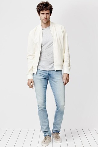 Comment porter un blouson aviateur blanc pour un style decontractés quand il fait chaud à 30 ans: Associe un blouson aviateur blanc avec un jean bleu clair pour une tenue idéale le week-end. Une paire de baskets basses en toile beiges est une option parfait pour complèter cette tenue.