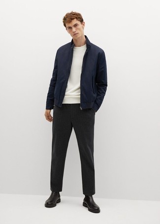 Tenue: Blouson aviateur bleu marine, Sweat-shirt blanc, Pantalon chino à rayures verticales noir, Bottines chelsea en cuir noires