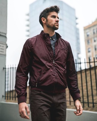 Comment porter une chemise de ville en vichy grise: Essaie d'associer une chemise de ville en vichy grise avec un jean marron foncé pour aller au bureau.