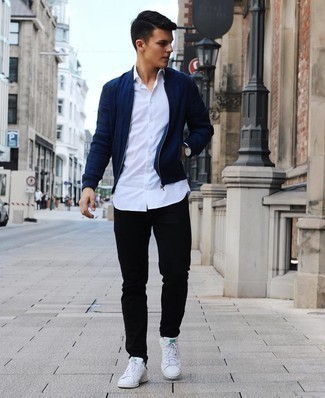 Comment porter une chemise à manches longues blanche avec un jean noir pour un style decontractés: Essaie d'associer une chemise à manches longues blanche avec un jean noir pour une tenue idéale le week-end. Complète ce look avec une paire de baskets basses en cuir blanc et vert.
