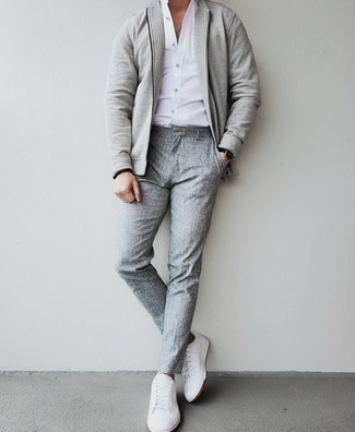 Comment porter un pantalon chino gris: Pour une tenue de tous les jours pleine de caractère et de personnalité harmonise un blouson aviateur gris avec un pantalon chino gris. Tu veux y aller doucement avec les chaussures? Choisis une paire de baskets basses en cuir blanches pour la journée.