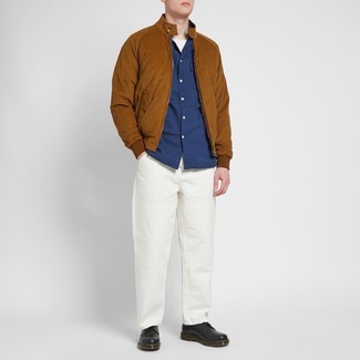 Tenue: Blouson aviateur en daim tabac, Chemise à manches longues bleu marine, T-shirt à col rond blanc, Pantalon chino blanc