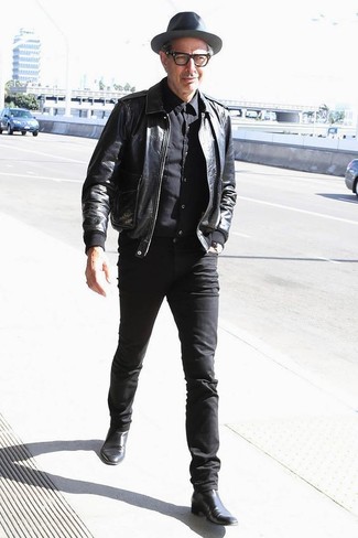 Tenue de Jeff Goldblum: Blouson aviateur en cuir noir, Chemise de ville noire, Jean skinny noir, Bottines chelsea en cuir noires