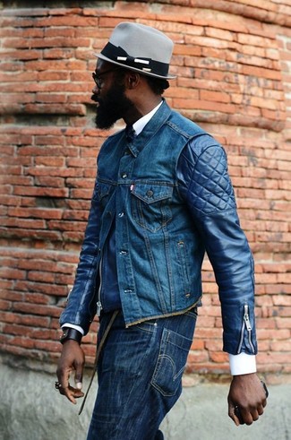 Comment porter une veste sans manches bleue: Associe une veste sans manches bleue avec un jean bleu marine pour une tenue confortable aussi composée avec goût.
