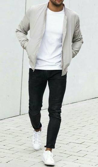 Un jean à porter avec un blouson aviateur gris: Pour créer une tenue idéale pour un déjeuner entre amis le week-end, marie un blouson aviateur gris avec un jean. Cette tenue est parfait avec une paire de baskets basses en toile blanches.