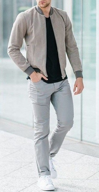 Des baskets basses à porter avec un jean gris: Porte un blouson aviateur gris et un jean gris pour une tenue confortable aussi composée avec goût. Assortis ce look avec une paire de baskets basses.
