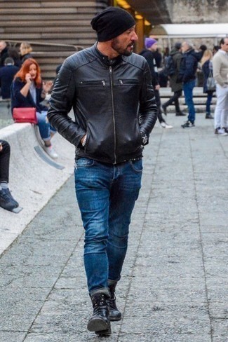 Comment porter un jean bleu avec des bottes en cuir noires pour un style chic decontractés quand il fait frais après 40 ans: Pour une tenue de tous les jours pleine de caractère et de personnalité pense à associer un blouson aviateur en cuir noir avec un jean bleu. Habille ta tenue avec une paire de bottes en cuir noires.