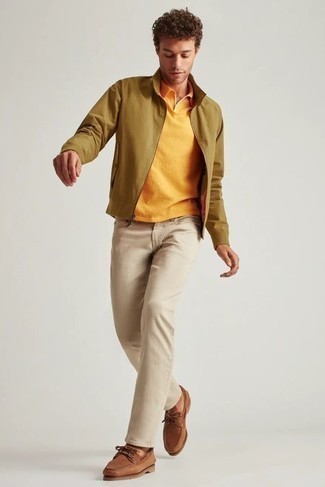 Comment porter un blouson aviateur marron clair: Associe un blouson aviateur marron clair avec un jean beige pour une tenue confortable aussi composée avec goût. Une paire de chaussures bateau en cuir marron est une option génial pour complèter cette tenue.