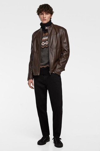Comment porter un blouson aviateur en cuir marron: Pense à associer un blouson aviateur en cuir marron avec un jean noir pour une tenue idéale le week-end. Cette tenue est parfait avec une paire de baskets basses en toile noires.