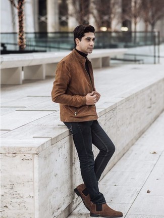 Comment porter un jean noir avec une veste marron à 30 ans: Associe une veste marron avec un jean noir pour une tenue idéale le week-end. Une paire de bottines chelsea en daim marron est une façon simple d'améliorer ton look.